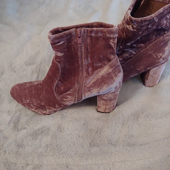 Steve Madden Emison Velvet Bootie pale Pink 10 - Picture 2 of 11